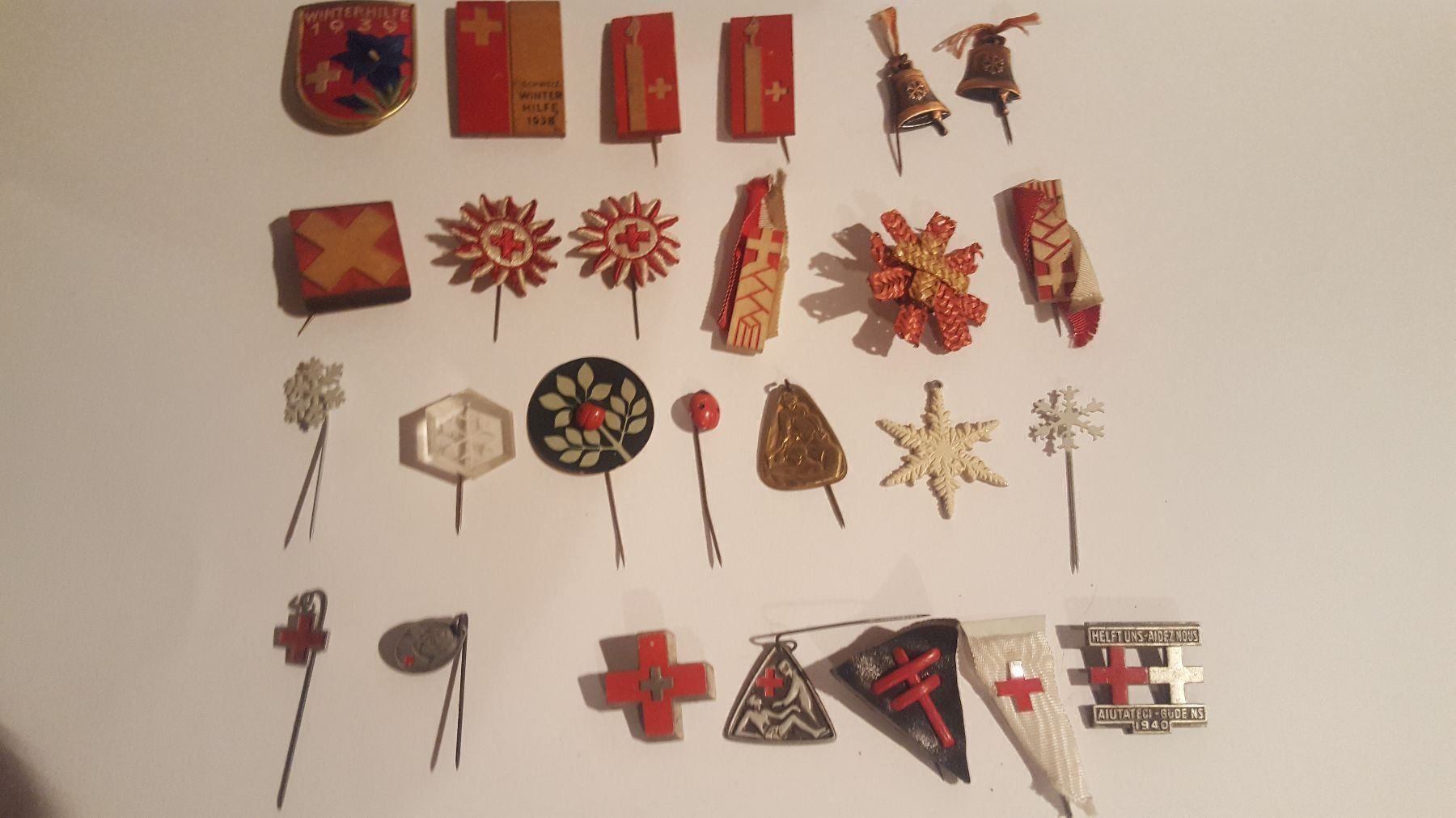 Placchette & Badge: 26 Rotkreuz- und Winterhilfe Abzeichen – Usato da Remetschwil venduto da Privatflohmi