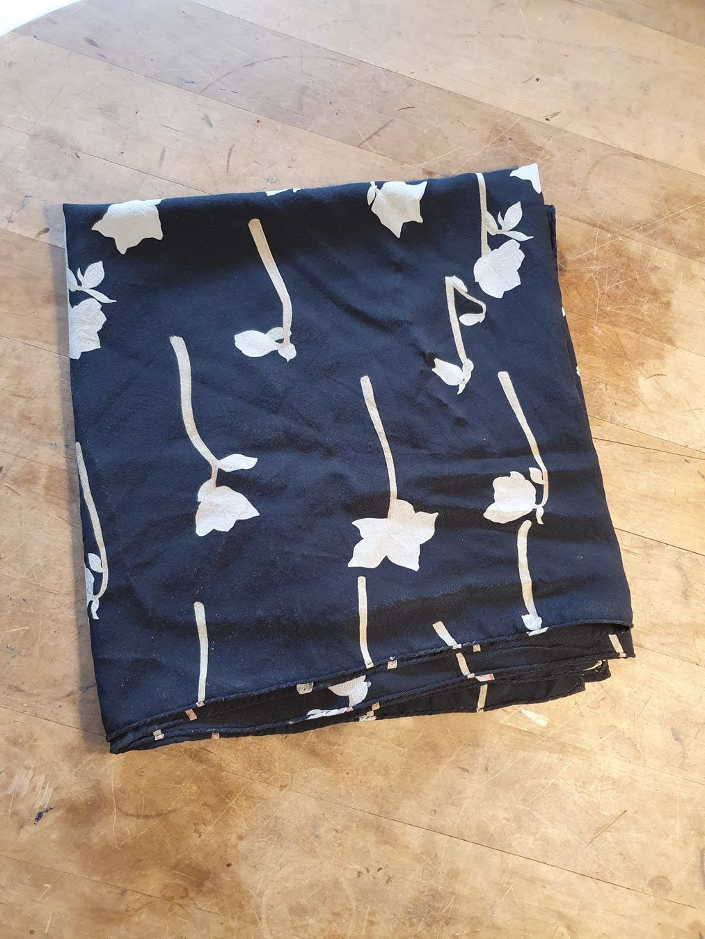 Foulard & Sciarpe: Foulard schwarz Blumenmuster – Usato da Zürich venduto da loosebone