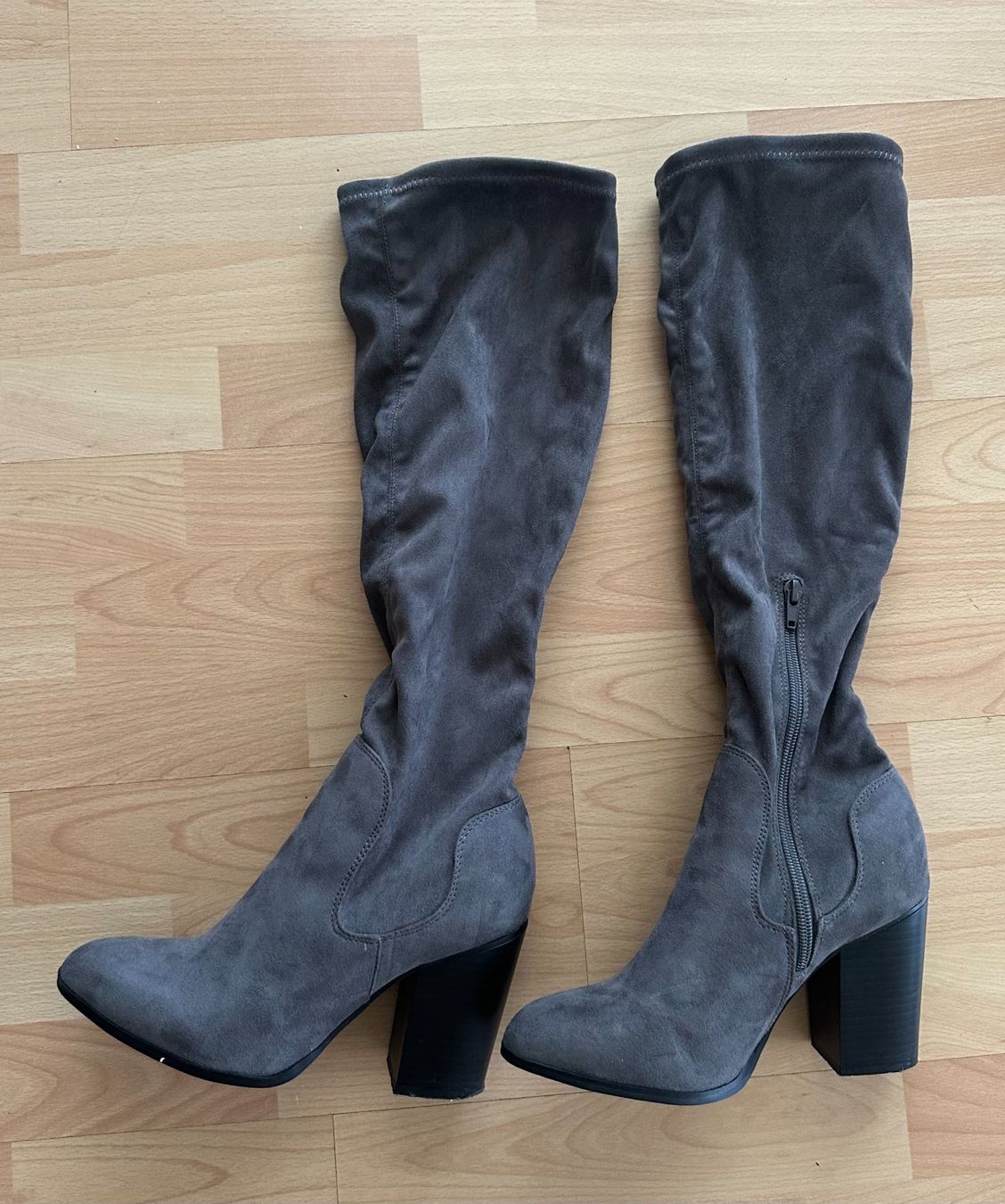 Damenschuhe: Stiefel Blockabsatz, Grau – Gebraucht aus Niederglatt ZH von Polobunny 1