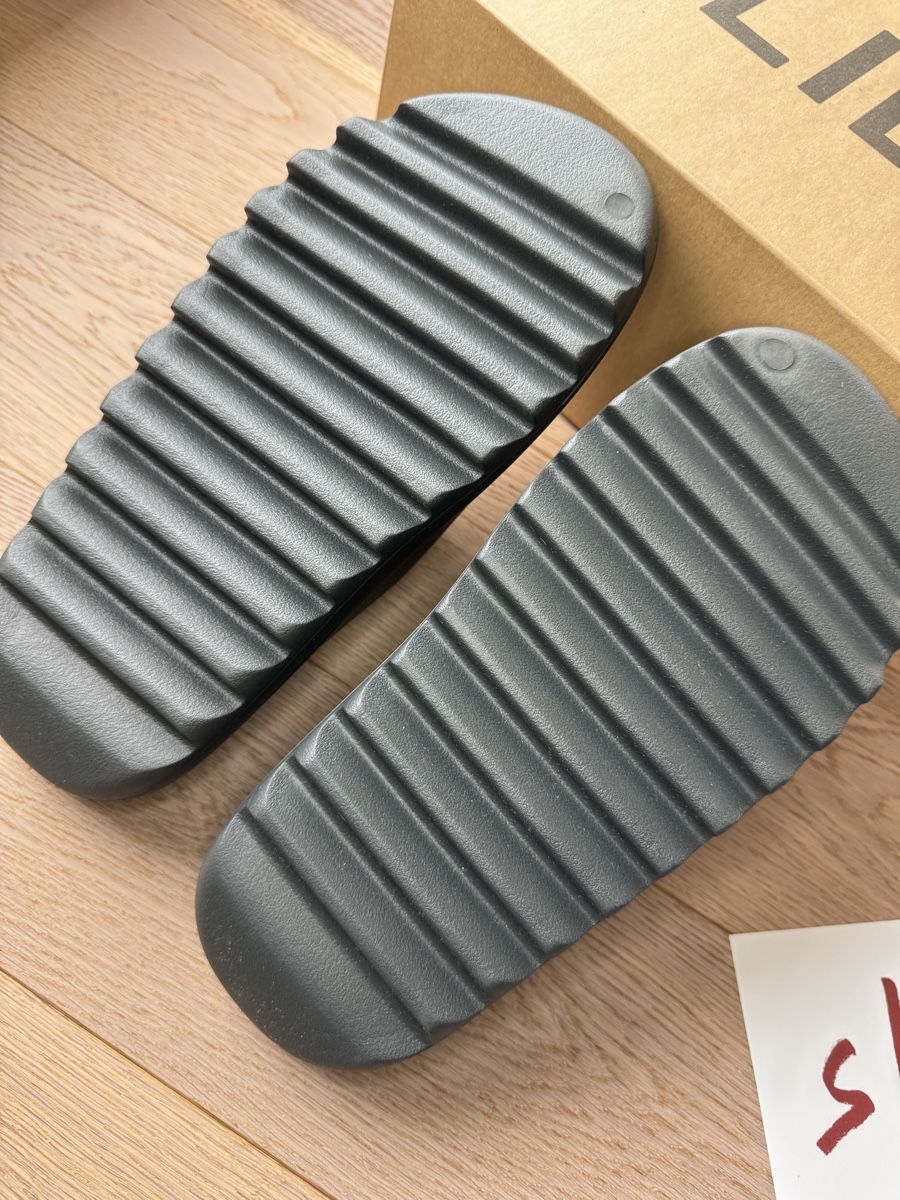 Adidas Scarpe da uomo: Yeezy Slide – Nuovo e nell'imballaggio originale da La Chaux-de-Fonds venduto da slishwardrobe 4