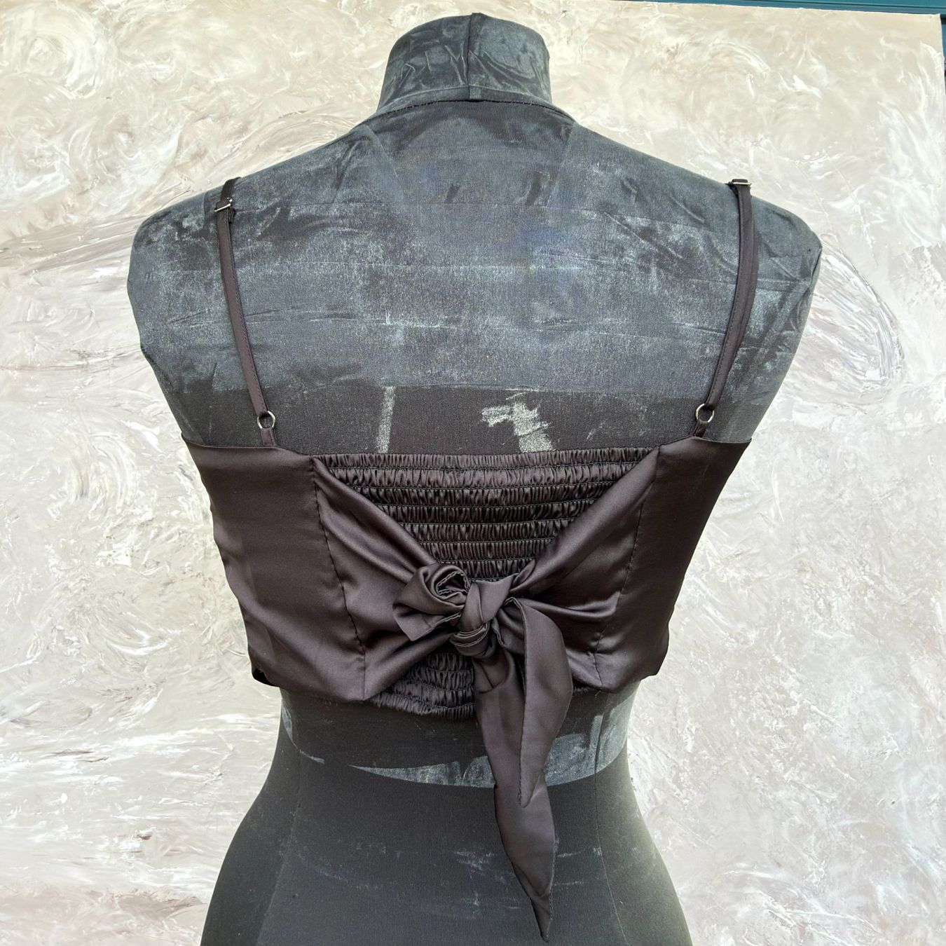 Tops: Top Cache-Cœur Satin Noir – D'occasion à Thônex par BrYu 1