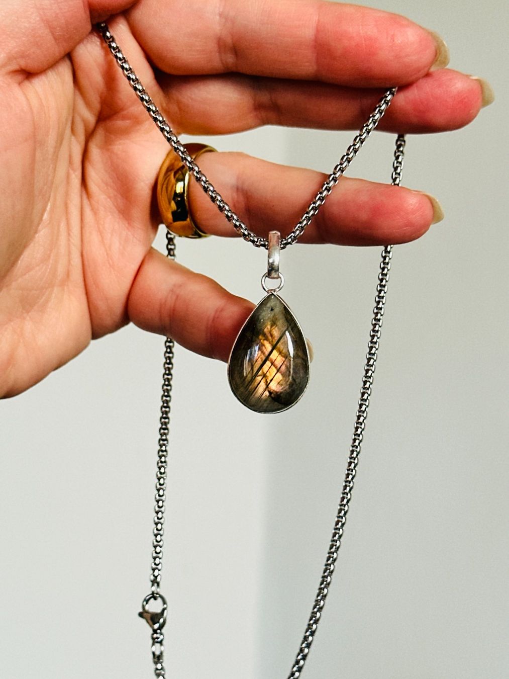 Ketten: Fashionable labradorite necklace – Neu und originalverpackt aus Genève von AGBERG 9
