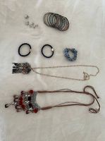 Colliers, bracelet et boucles d'oreille - Le lot entier