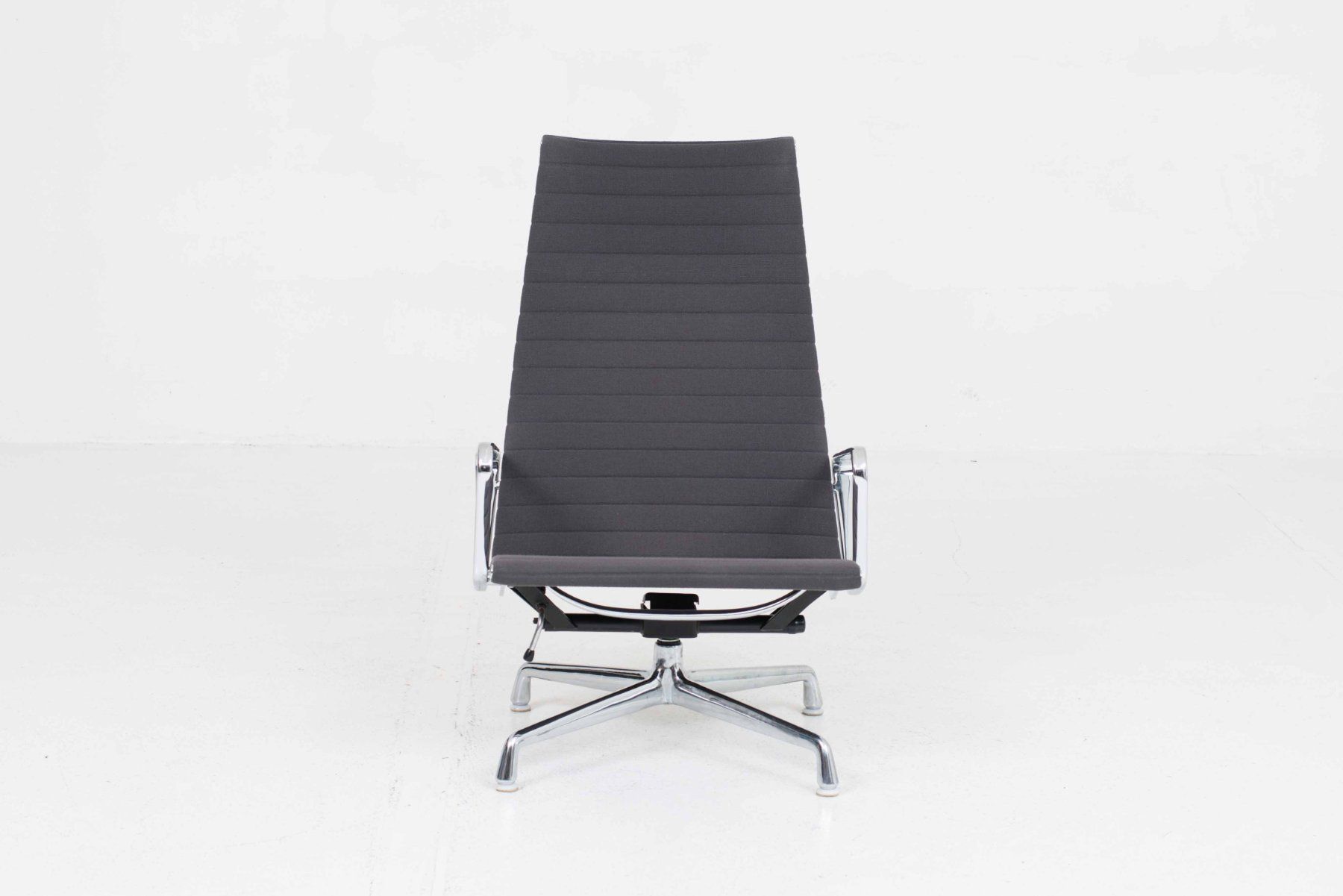 Vitra Poltrone: Vitra EA 124 Sessel von Charles & Ray Eames in grauem Hopsak – Usato da Zürich venduto da STUZH38 2