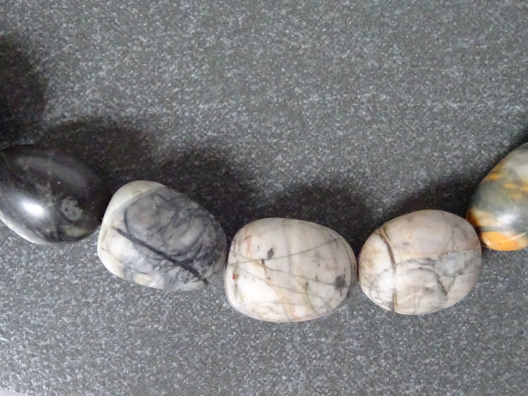 Catenine: Steinkette aus Flusskiesel – Usato da Oetwil am See venduto da Senegal 3