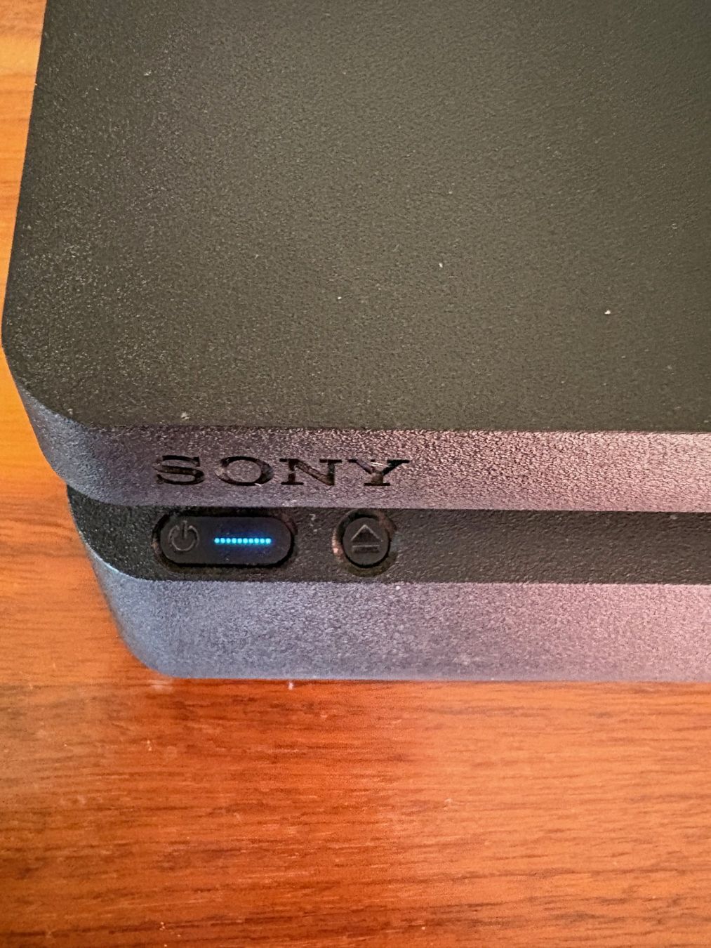 Sony Consoles: Sony PlayStation 4 Konsole mit 2 Controllern – D'occasion à Basel par Cocontrolleur 1