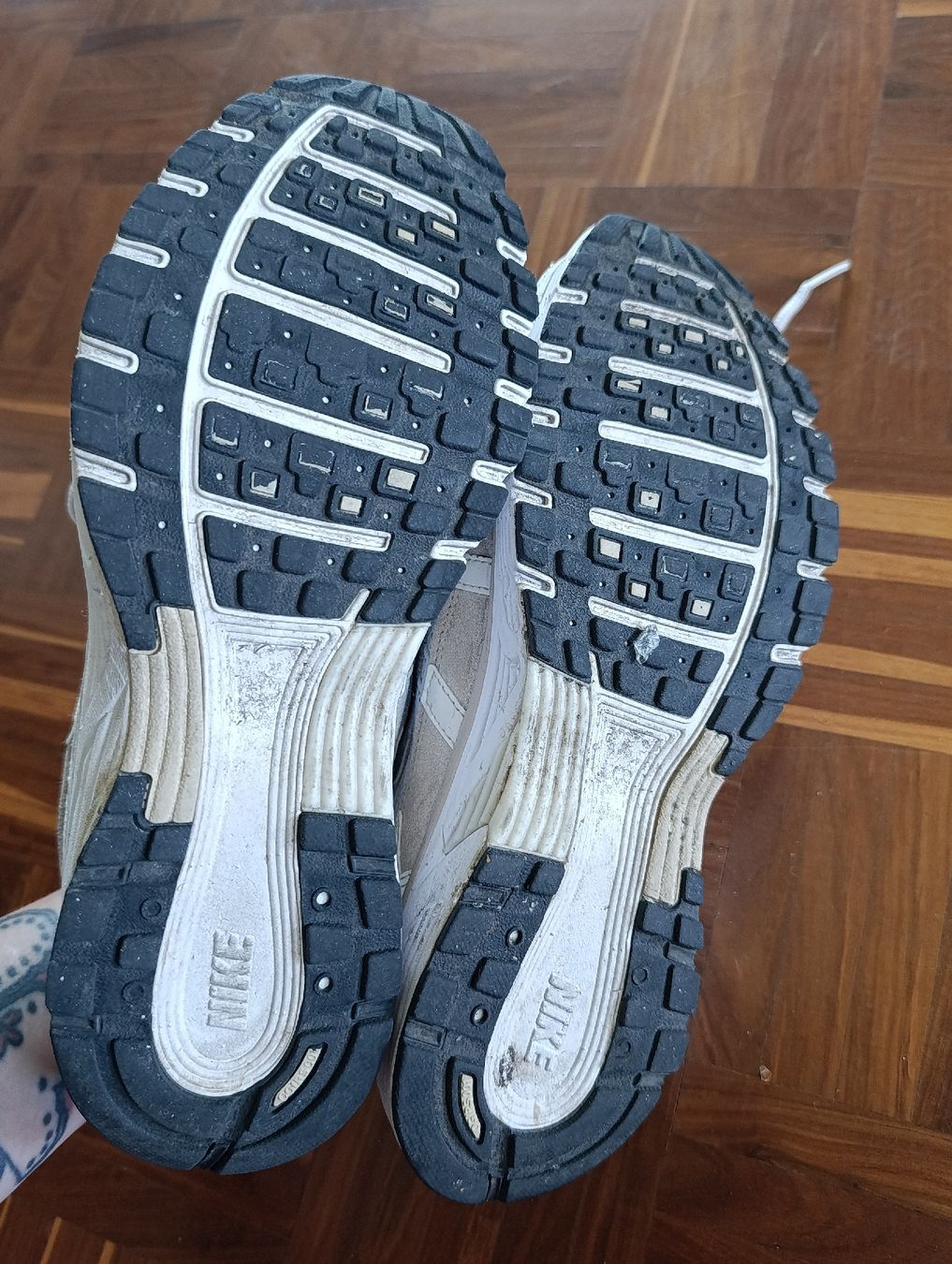 Nike Scarpe da uomo: Nike P-6000 weiss, beige Gr. 40.5 – Usato da Baar venduto da L.isa28 2