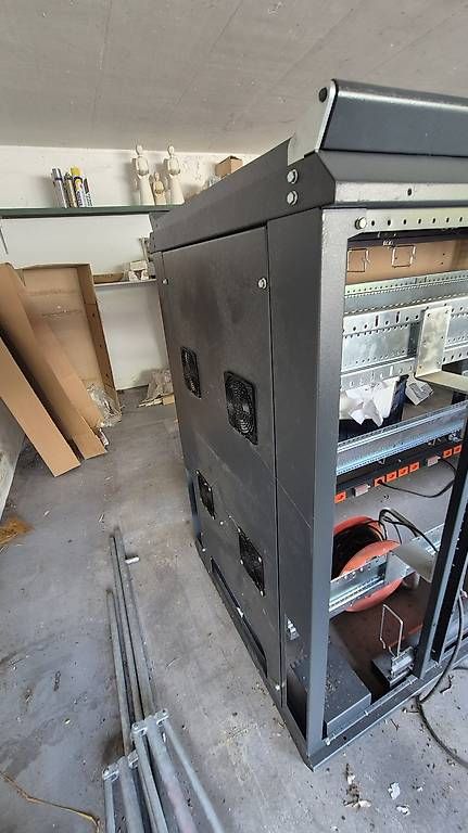 Racks & Cavalletti: Serverrack / Netzwerkschrank  mit Lüftern & PDUs – Usato da Holderbank SO venduto da Roger.B 3