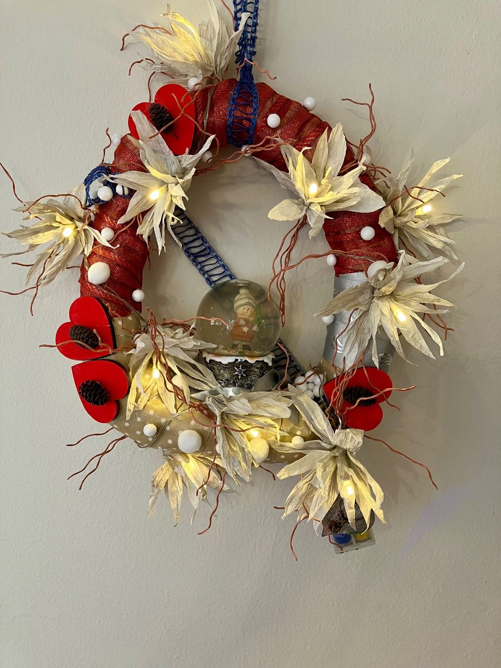 Tutte le decorazioni: Beleuchteter Weihnachtskranz mit Schneekugel- Unikat – Nuovo (secondo la descrizione) da Solothurn venduto da Carry-11