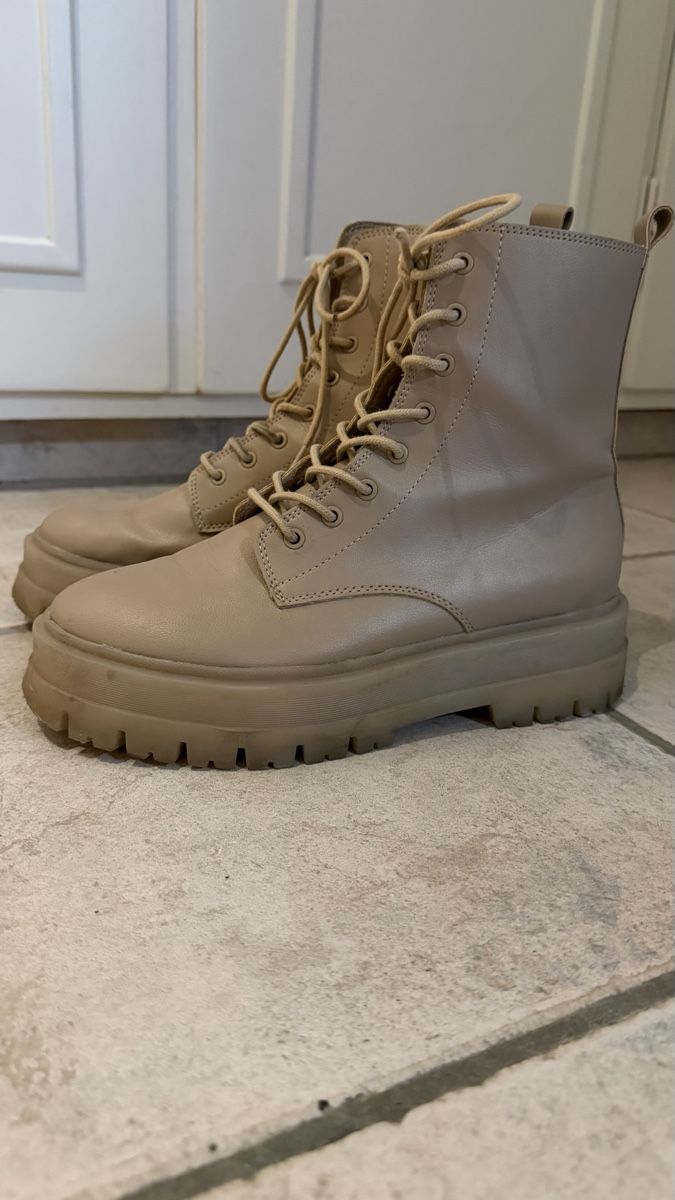 Stradivarius Damenschuhe: STRADIVARIUS CHUNKY BOOTS BEIGE BIKER BOOTS GR.39 – Gebraucht aus Thalwil von olh_7cpg