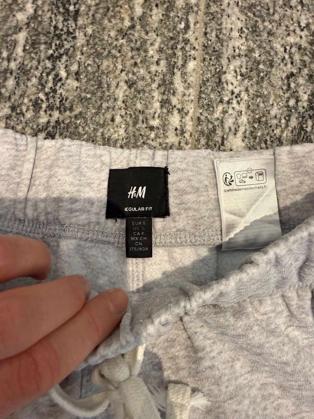 H&M Pantaloni: Light grey H&M Regular fit mens joggers – Usato da S. Vittore venduto da via_h2nb 1