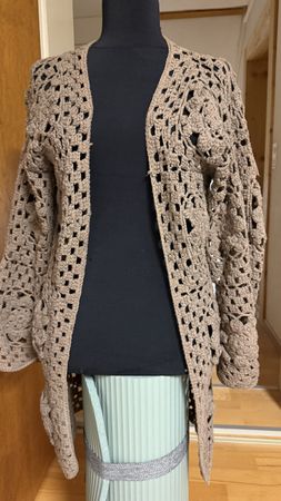 Gehäkelte Strickjacke beige Blumenmuster neuwertig gr S