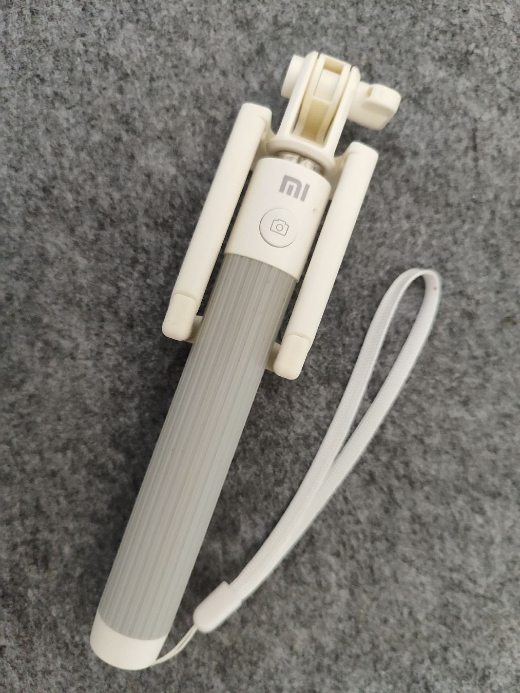 Staffe: Xiaomi Selfie Stick Tripod Bluetooth white -  – Difettoso da Mülligen venduto da vagos85
