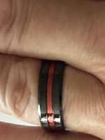 1 Stück  Schwarzer Herrenring mit rotem Streifen.