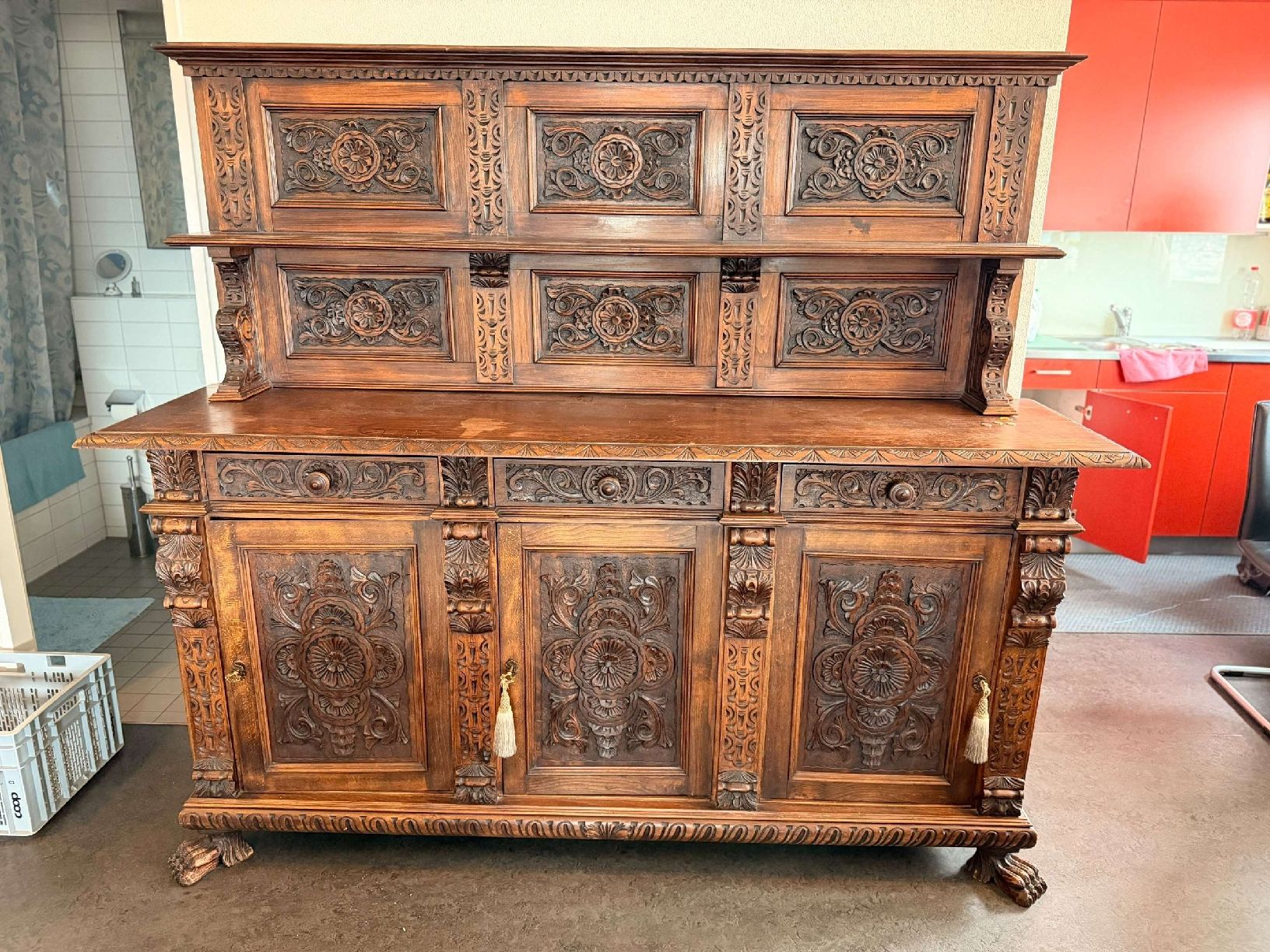 Cassettiere: Antiker Schrank mit Schnitzereien – Usato da Winterthur venduto da nati199217