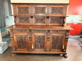 Antiker Schrank mit Schnitzereien