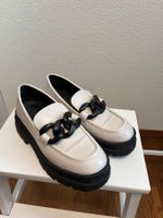 Mocassins Catwalk blanc avec chaîne noire état correct