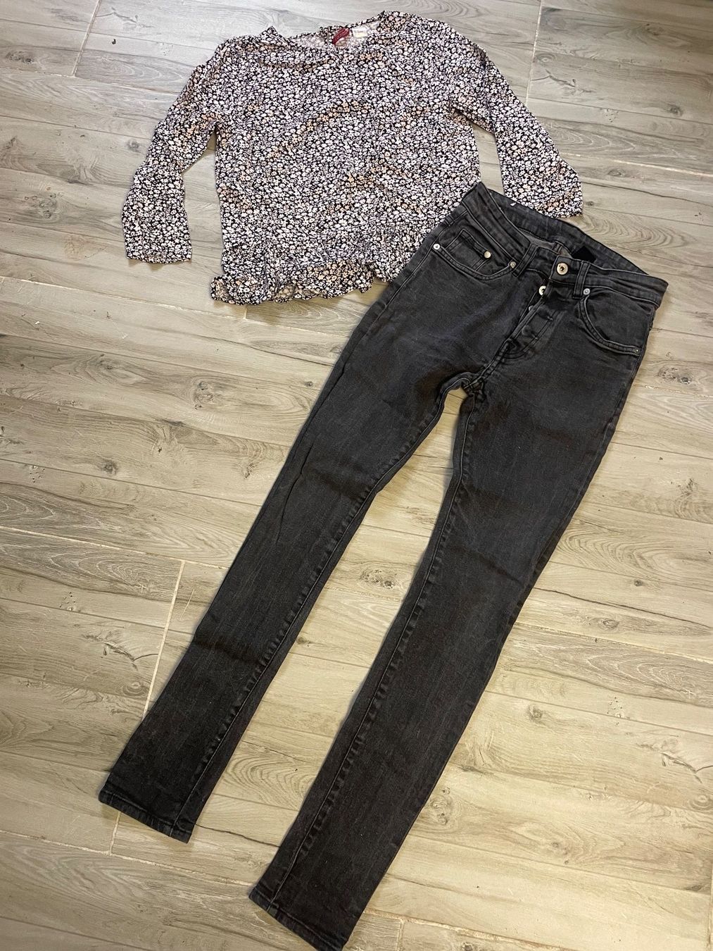 H&M Lotti di vestiti: Süsses H&M Kleiderset Gr.34 Jeans+Bluse – Usato da Obergerlafingen venduto da cabo4