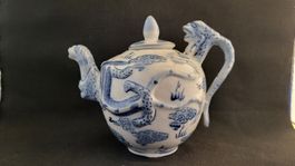 Chinesische Teekanne mit Figuren blau weiss