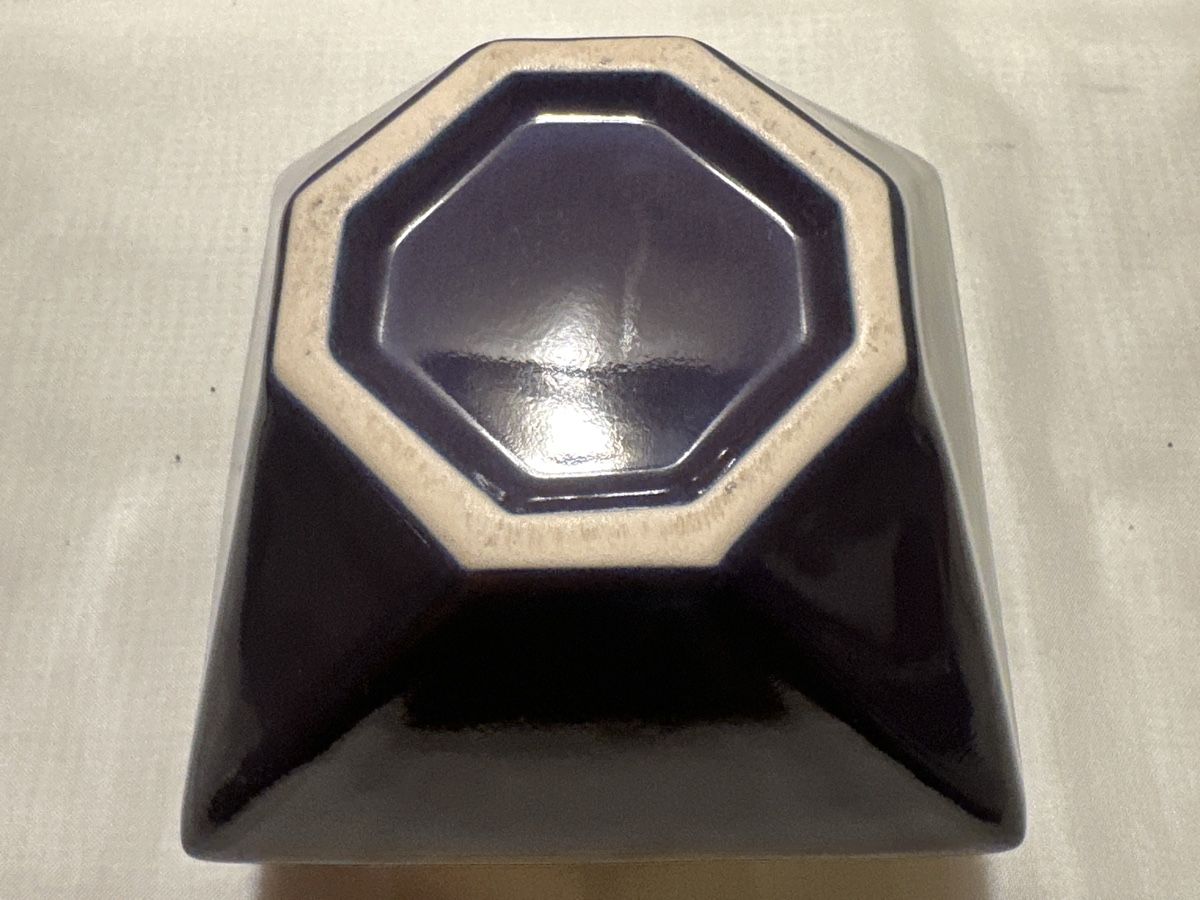 Vasen & Gefässe: Moderne Blumenvase, Diamantform, lila, Keramik – Gebraucht aus Zürich von Chaeffeler 4