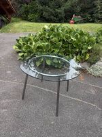 Table ronde en verre trempé et pieds en métal