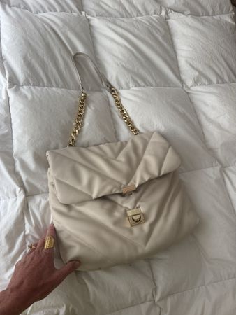 Sac à main matelassé crème avec chaîne dorée — DEFECT