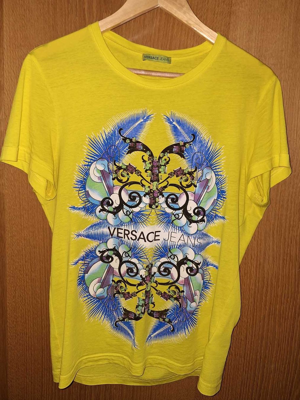Versace T-shirt: Versace - T-Shirt gelb - S – Nuovo (secondo la descrizione) da Kaisten venduto da Simpsons4