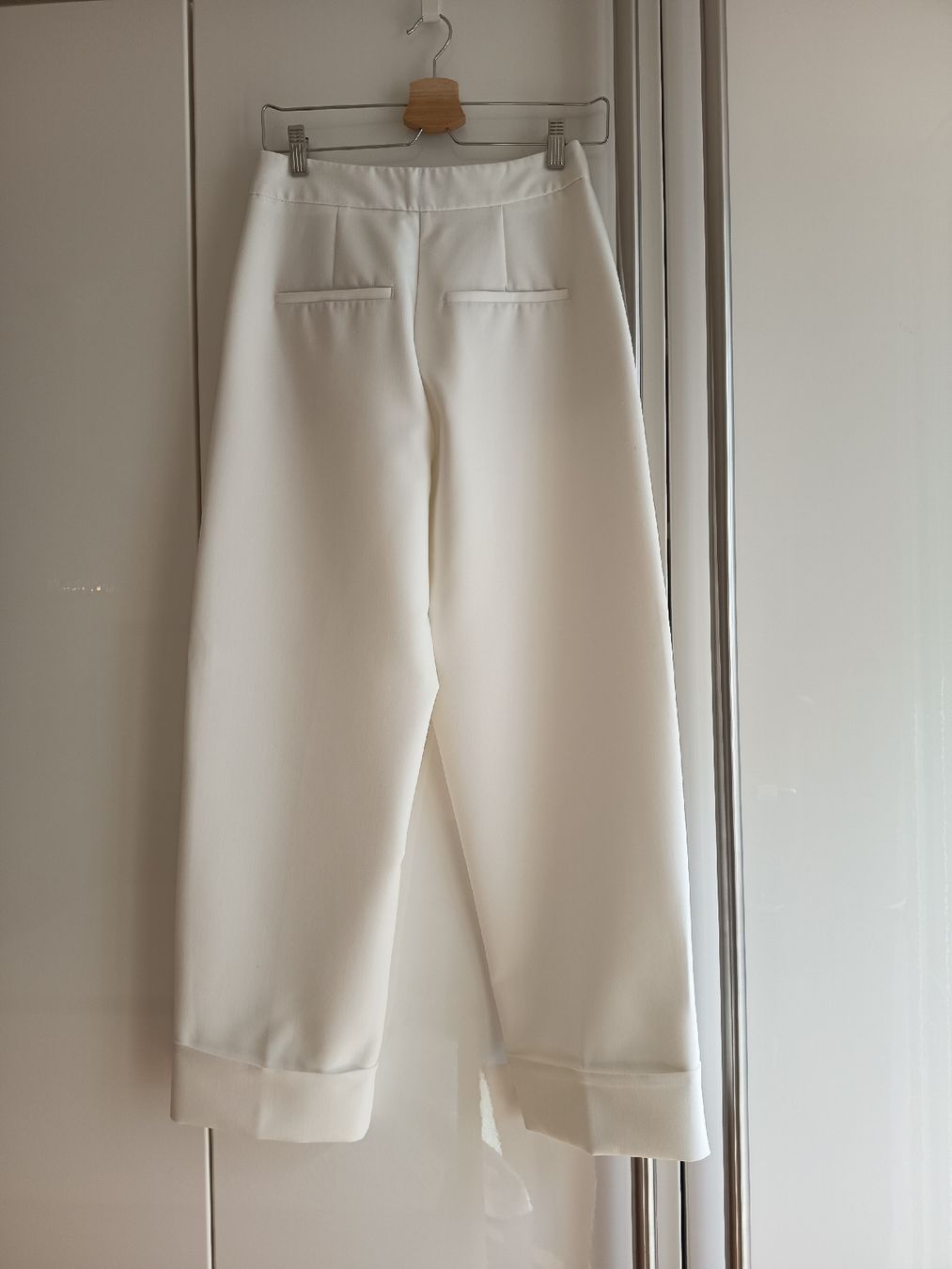 Zara Pantalons: White Trousers  – D'occasion à Basel par beg_6v7r 1