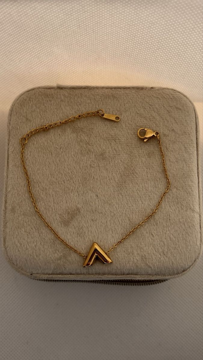 Bracciali & Braccialetti: Armband mit V-Anhänger, elegant & schick – Nuovo e nell'imballaggio originale da Rubigen venduto da Mukuru 1