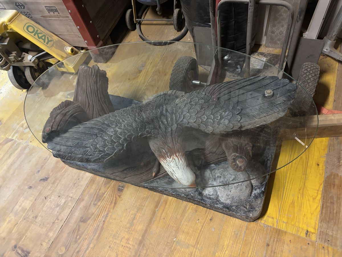 Tavoli: Table basse design unique avec aigle et plateau en verre – Usato da Sâles (Gruyère) venduto da LEALdebarras1 2