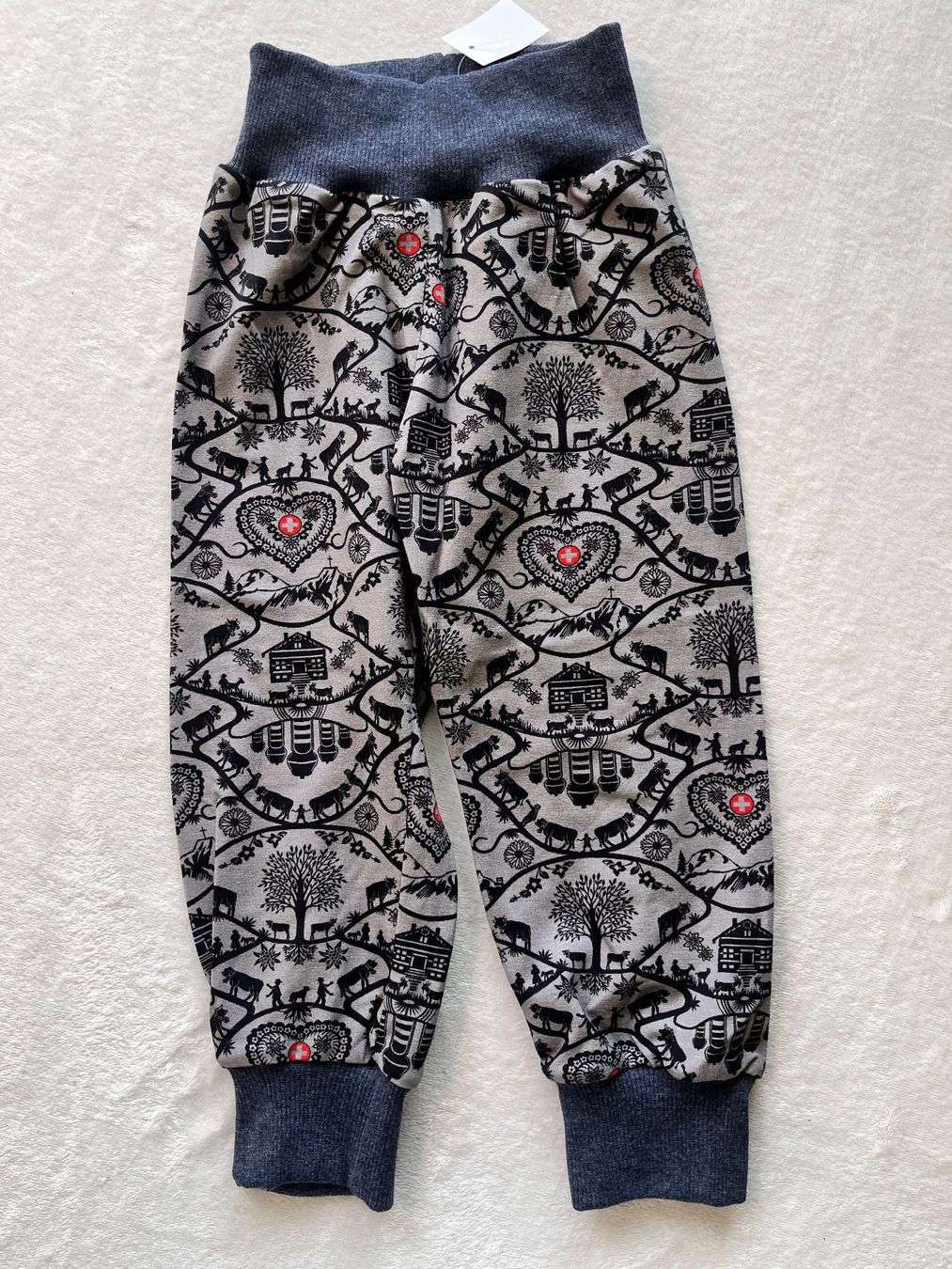 Pantaloni: 1 Kinderhose selbst genäht – Nuovo e nell'imballaggio originale da Büsserach venduto da bor_s88m