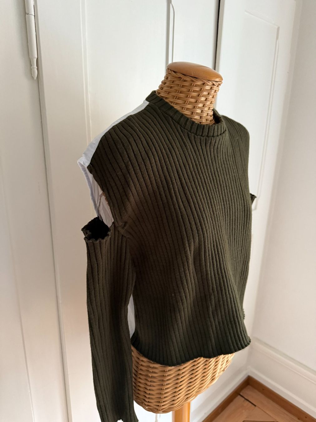Zara Pullover & Sweatshirts: ZARA - Strickpullover olivgrün mit Bluseneinsatz M – Gebraucht aus Zürich von Diazaio 1