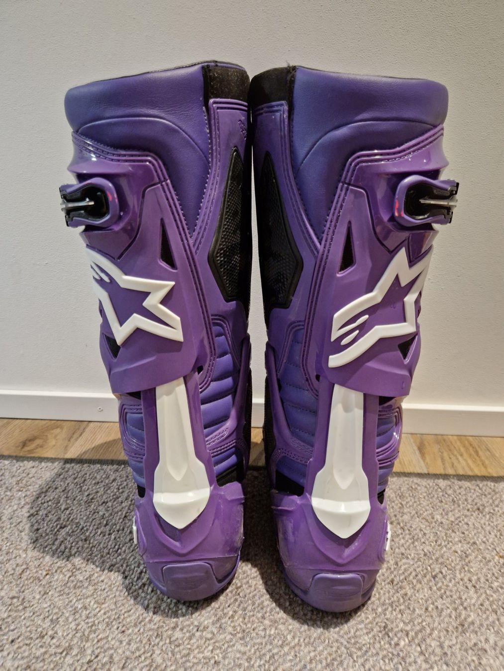 Alpinestars Scarpe da uomo: Alpinestars Stiefel Tech10, violett/schwarz – Usato da Visp venduto da eli.b. 1
