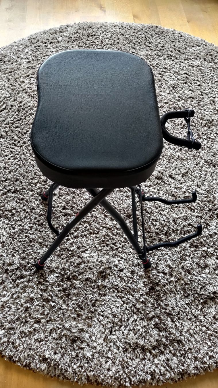 Sgabelli: Hocker mit integriertem Gitarrenständer GFW-GTR – Nuovo (secondo la descrizione) da Hirzel venduto da Mr.Boots