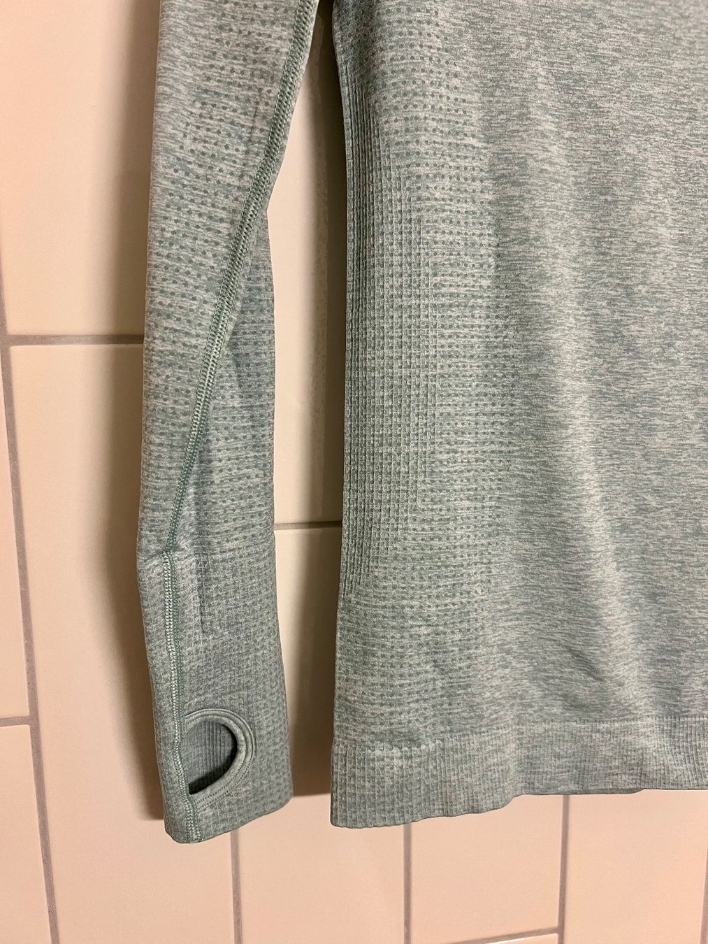 Gymshark Top: Gymshark - seamless long sleeve top – Usato da Zürich venduto da KG_np15 1