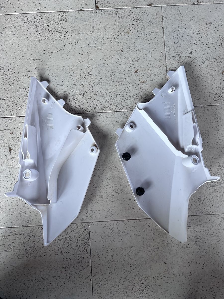 Yamaha Tutti i ricambio per moto: Seitenabdeckung Yamaha YZ 125 – Usato da Hallwil venduto da rob_vb7k 1