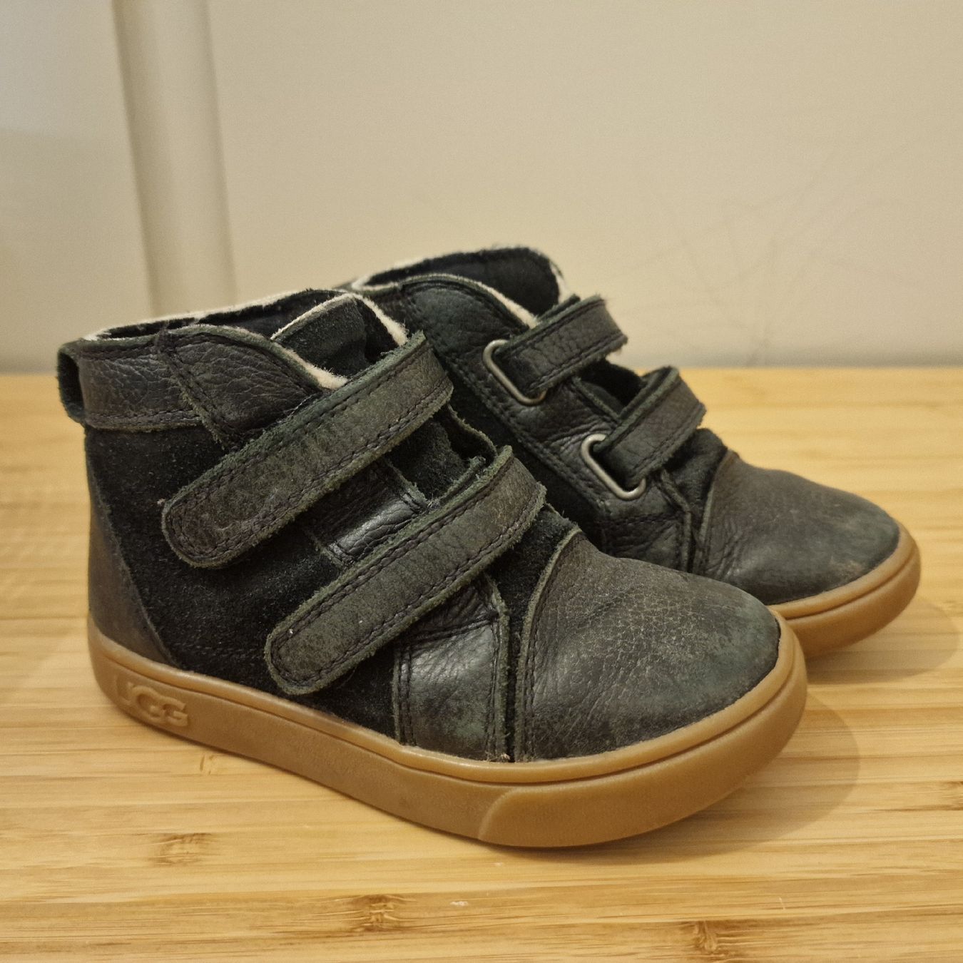 Schuhe für Jungen: Kinder Schuhe UGG schwarz – Gebraucht aus Muri AG von MrsRami