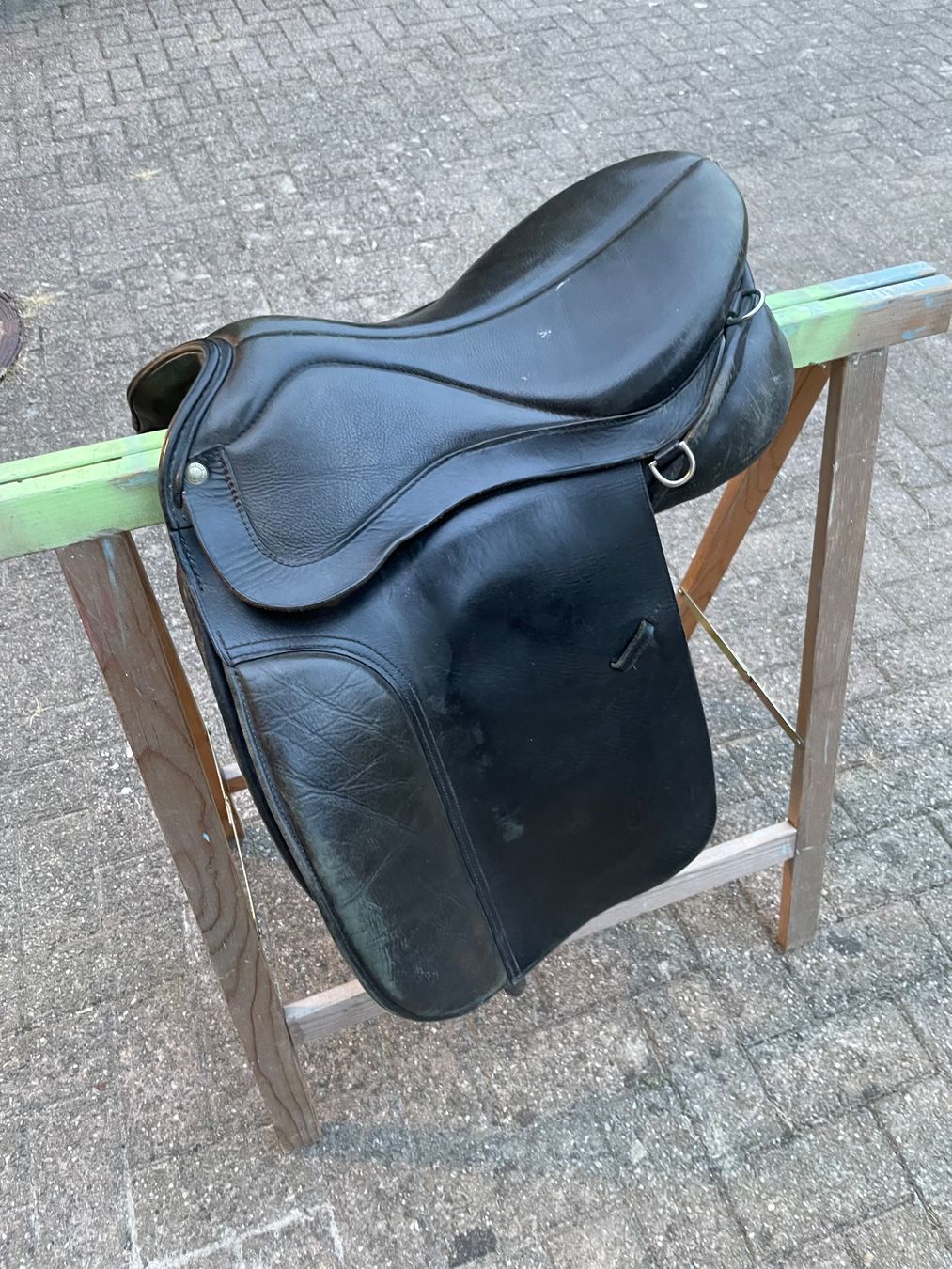 Selles, accessoires: Zwei gebrauchte Pferde-Sättel – D'occasion à Niederlenz par wertstoffhandel 1