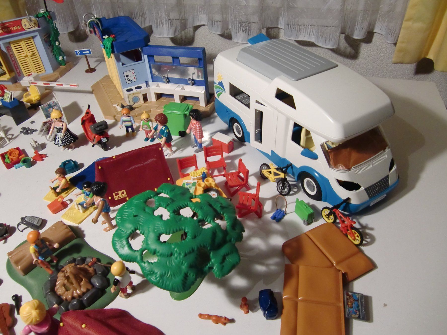 Playmobil Spielzeuge: Playmobil Campingplatz mit Camper + Rutsche - extra gross – Gebraucht aus Arbon von 200sterne 5