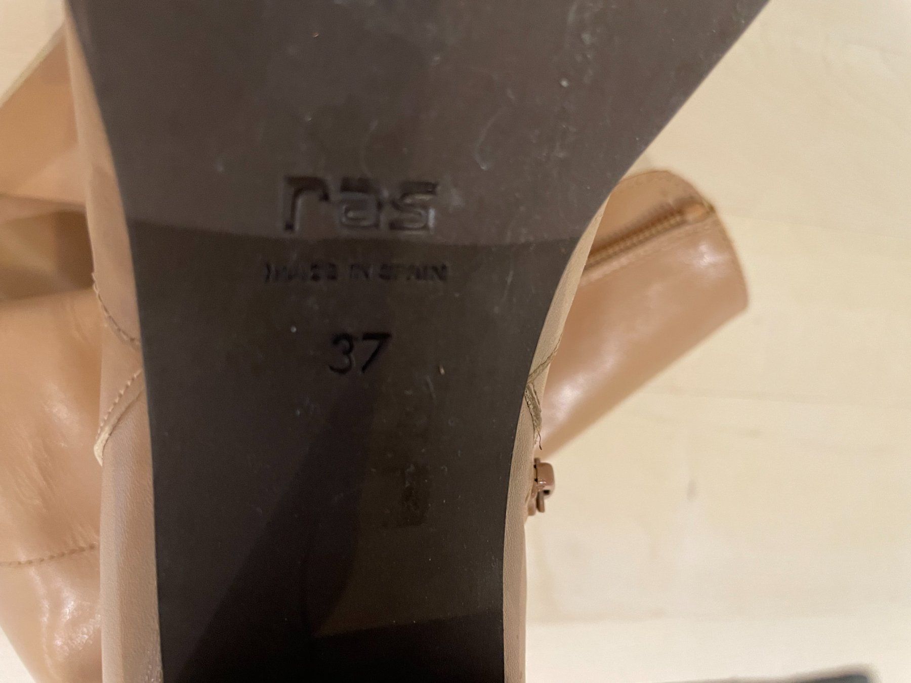 Scarpe da donna: Elegante Echtleder Stiefel, beige, Gr. 37 – Nuovo (secondo la descrizione) da Weiningen ZH venduto da mad_t6dx 8