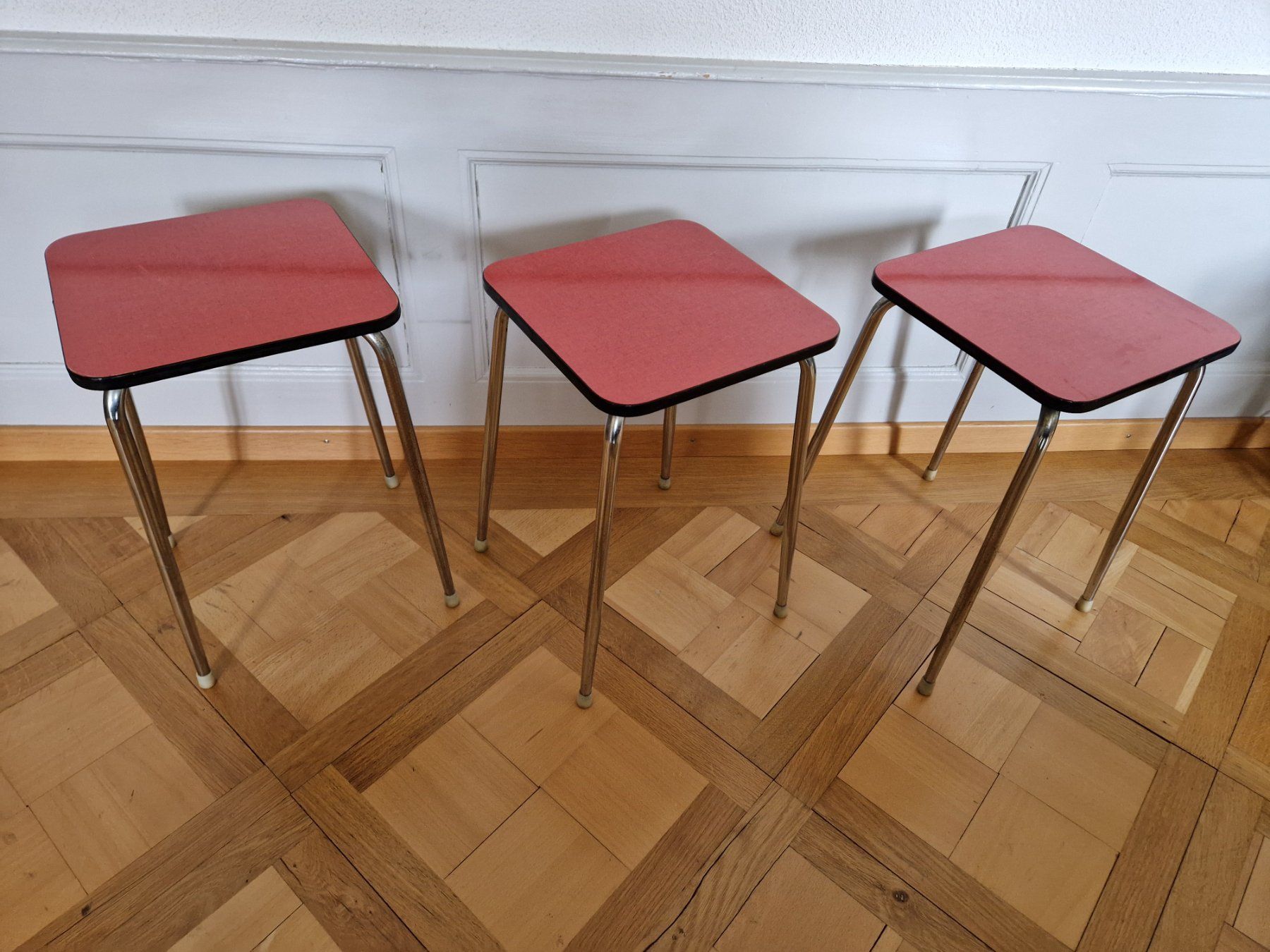 Sgabelli: 3 schöne Hocker  \ Stühle \ Schemel – Usato da Thun venduto da pfuedrikson 1