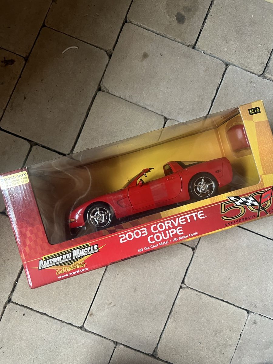 Chevrolet Modellautos: Corvette 2003 Coupe 50th Anniversary Modellauto rot 1:18 – Neu und originalverpackt aus Basel von bellespirit