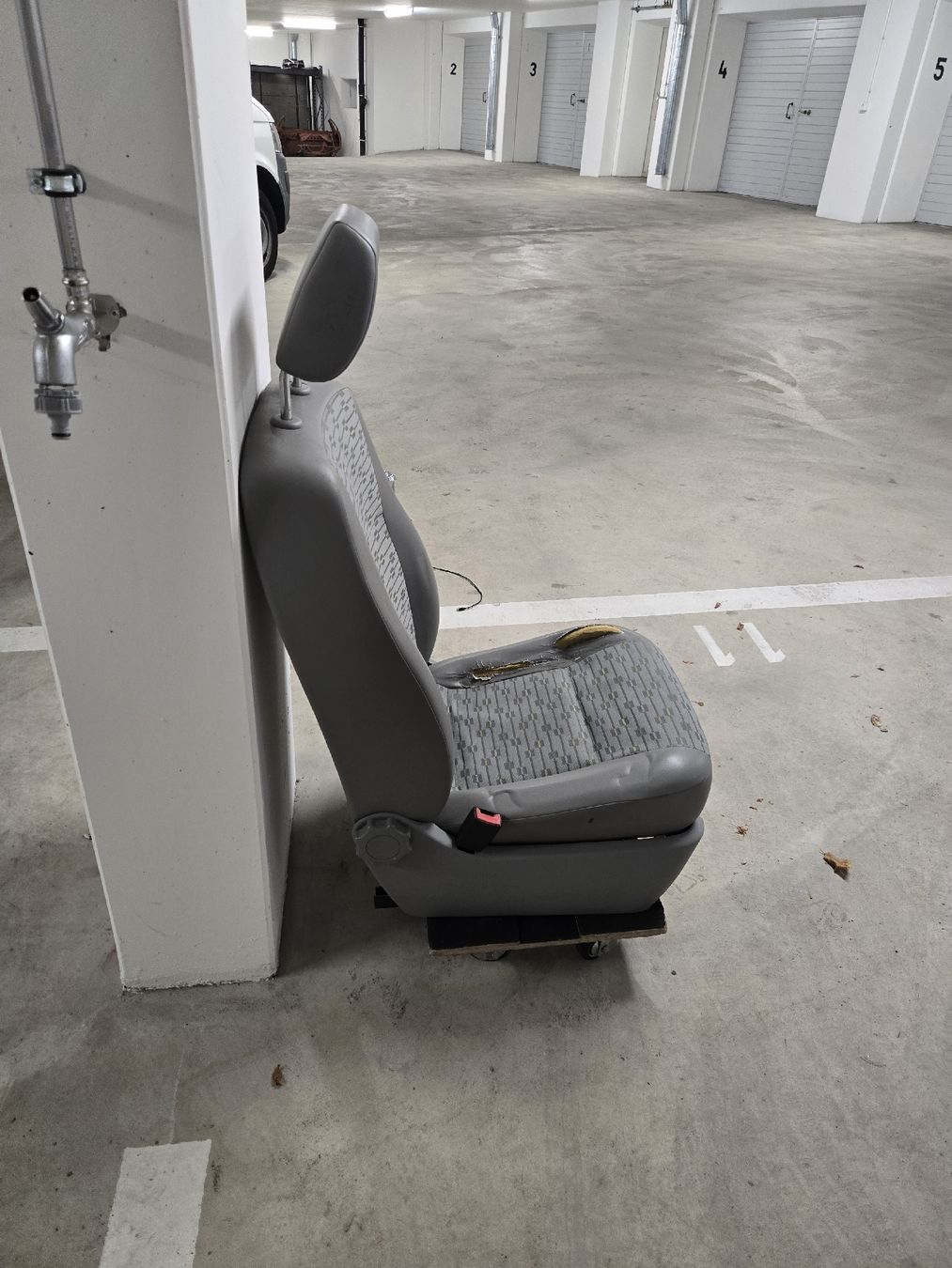 VW Tutti i ricambio: VW T5 Fahrersitz oder Beifahrersitz – Usato da Basel venduto da Moebeloutlet1 1