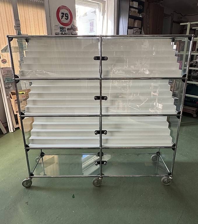 USM Vetrine: USM Haller Glasvitrine 2x4 rundum Glas/ Preis VB – Usato da St. Gallen venduto da J00rdin 2