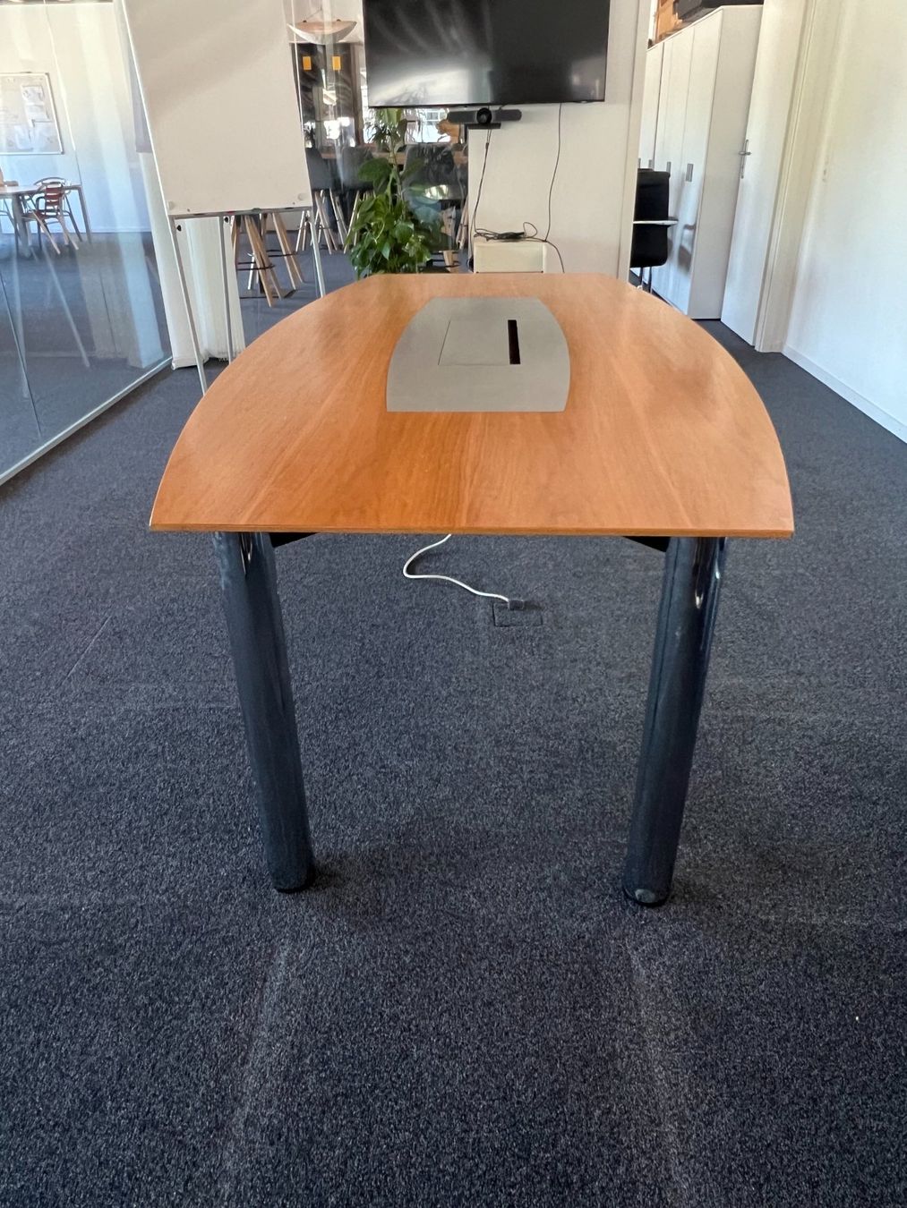 Tavoli: Konferenztisch mit integrierter Steckdose – Usato da Appenzell venduto da oli_8dbc 1