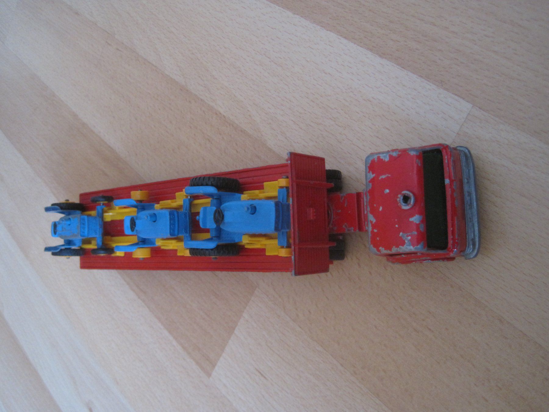 Ford Trattori: Ford Tractor Tasker Transporter mit 3 Traktoren Matchbox – Usato da Gossau SG venduto da Noryflory