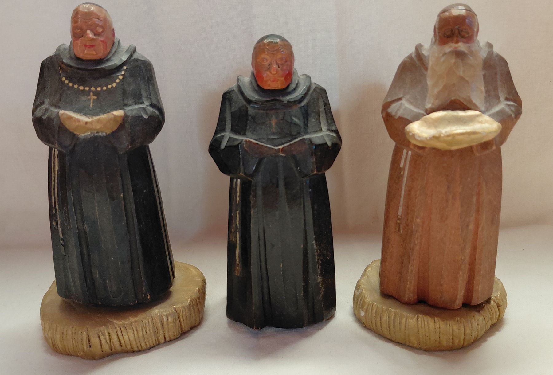 Skulpturen & Statuen: 3 geschnitzte antike Mönchsfiguren Huggler Brienz – Gebraucht aus Trogen von Limboo
