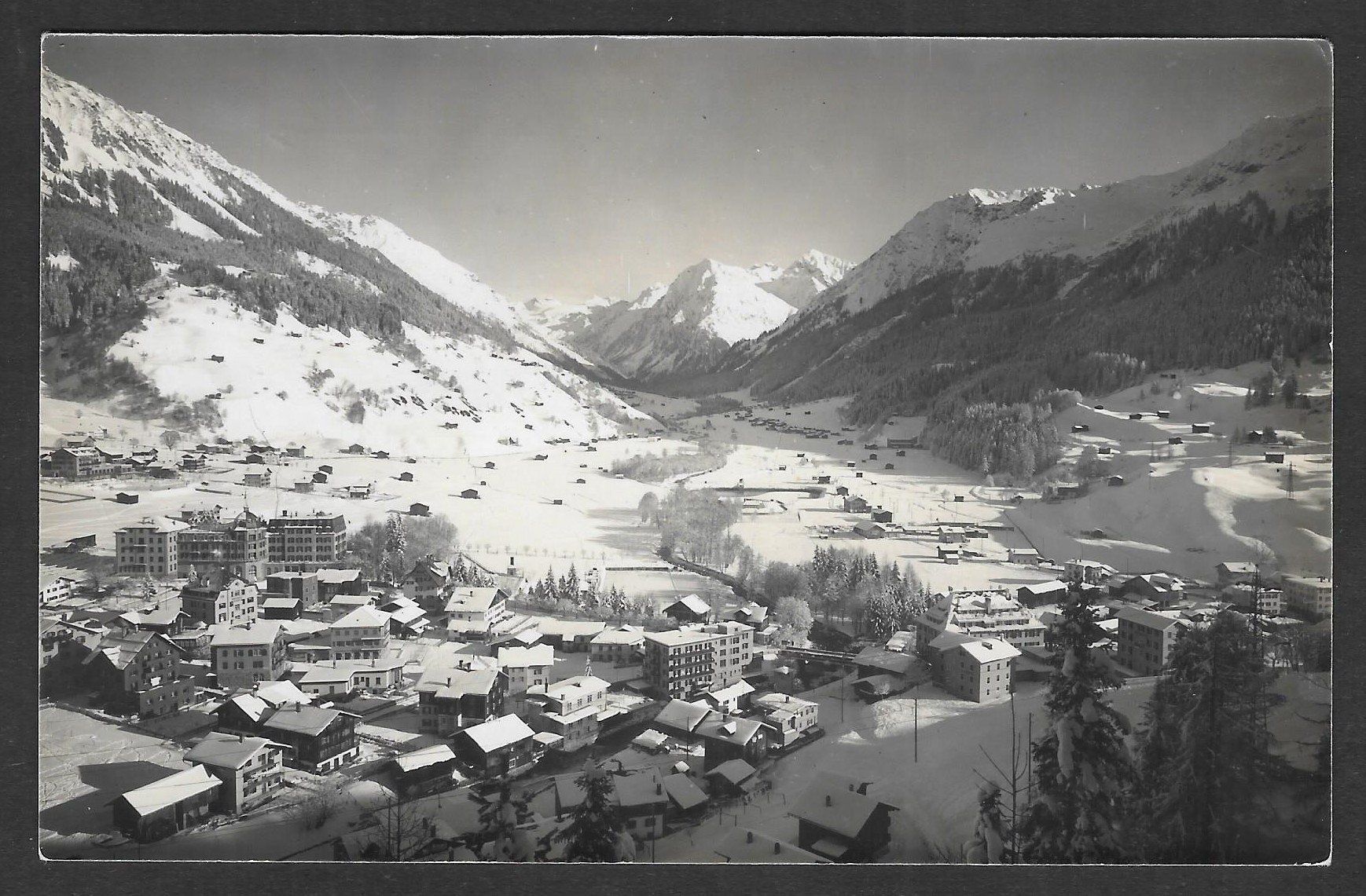 Cartoline postali: Klosters Teilansicht mit Silvrettagruppe – Usato da Olten venduto da clotaldi