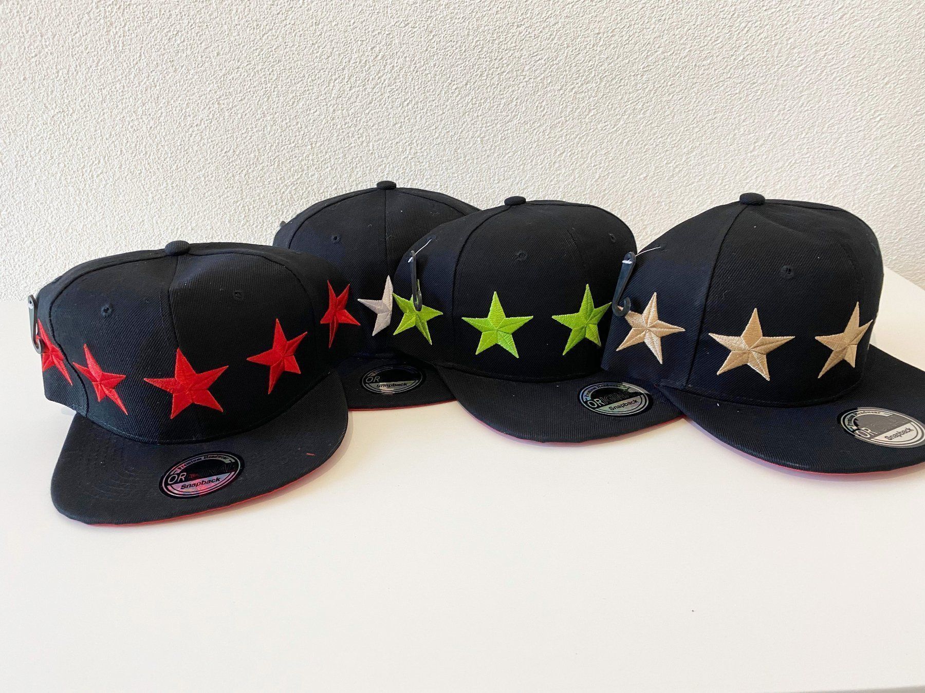 Copricapi, berretti & cappellini: 4 Basecaps Snapback N&Y Trading Corporation - Restposten – Nuovo e nell'imballaggio originale da Eschenbach SG venduto da Sums