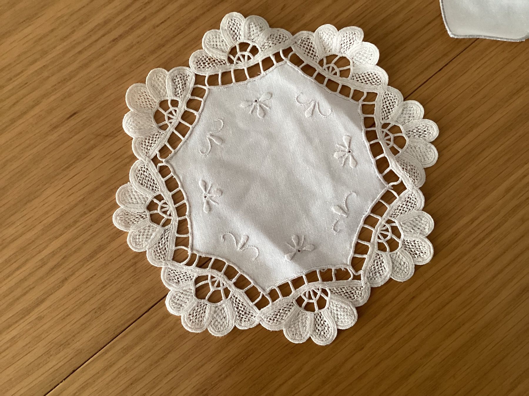 Tutte le decorazioni: 3 Spitzendeckeli Vintage – Usato da Minusio venduto da scotch111 3